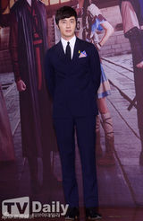 组图：《巡夜人》丁一宇郑允浩西服亮相显英气