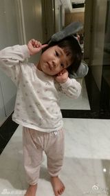 组图：小S小女儿戴头饰变小飞象 可爱逗趣