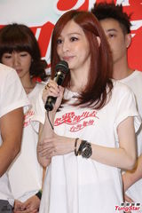 组图：吴奇隆萧亚轩等众星参加赈灾晚会