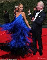 组图：克鲁姆亮相艾美艺术奖红毯 蓝流苏裙抢镜