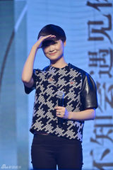 组图：李宇春长沙站见面会 遭男歌迷示爱引轰动