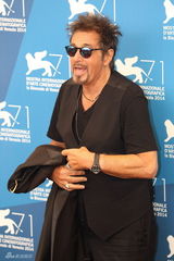 组图：《破碎之角》赴威尼斯 帕西诺邋遢老型男