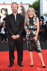 组图：导演格罗宁留胡须个性亮相威尼斯红毯