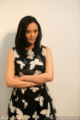 组图：萧淑慎花裙翩翩 变表情帝鱼尾纹重显老态