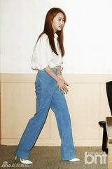 组图：少女时代允儿徐贤黑白装青春利落