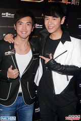 组图：何傲儿酒吧献唱 拒替胞姐回应萧正楠恋情