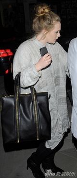 组图：阿黛尔麻布长衫现身派对 扎丸子头玩快闪