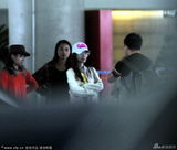 组图：李小璐“视频门”后亮相 拒男粉丝合影