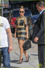 组图：洛佩兹超短裙秀大腿 黑超遮面土豪范十足