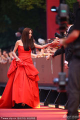 组图：温碧霞红装美艳 抹胸礼裙秀性感