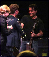 组图：约翰尼德普变身摇滚型男 玩吉他秀技巧