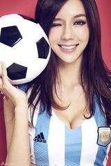 组图：周韦彤推热辣世界杯单曲 身穿球服秀蛮腰