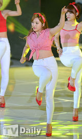 组图：BoA与EXO-K劲歌热舞助阵MCD十周年