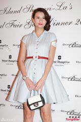 组图：邝美云陈法蓉等出席晚宴  女星抛胸斗艳