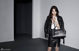 组图：朴信惠拍写真 黑色透视装性感妩媚