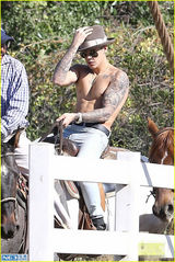 组图：比伯裸上身骑马变牛仔 大方秀纹身小肌肉