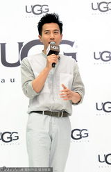 组图：刘恺威捞金牵手幼女显父爱 全家获赠拖鞋