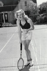 组图：好莱坞经典美女海滩照 梦露娇艳泰勒风情