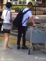 组图：文章马伊琍夏威夷受款待 不时耳语显亲密