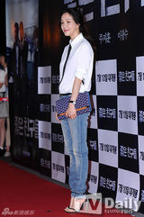 组图：张根硕红衣亮相 剪短发蓄须显沧桑