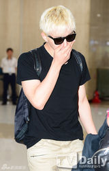 组图：韩团2PM俊昊返韩 戴墨镜低头走路