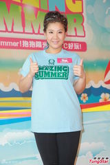 组图：佘诗曼出席活动笑林峰财多身子弱