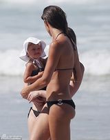 组图：邦辰黑色比基尼秀椒乳 怀抱爱女萌态十足