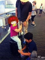 组图：中国好哥哥！石头为妹妹推车喂饭超贴心