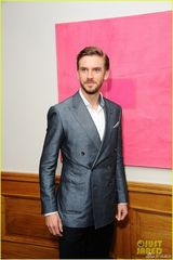 组图：卷福捧场大表哥新片 两美男热拥画面看醉