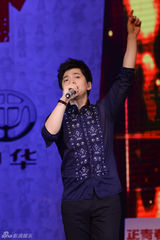 组图：李健回清华放歌 望学弟妹拥有年轻的心