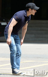 组图：韩星金东旭退伍 遇记者抿嘴点头