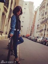 组图：邓家佳现身巴黎街头 轻颦浅笑尽显优雅