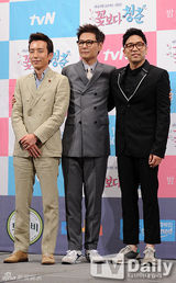 组图：《花样青春》老中青花美男踏上别样旅途