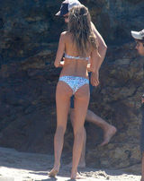 组图：维密超模悬崖拍封面 身材火辣诱人