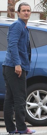 组图：奥兰多裸身冲浪 小弗林穿大人衣狂塞零食