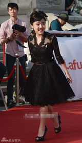 组图：金香气黑色蕾丝短裙亮相 配头花灵动可爱