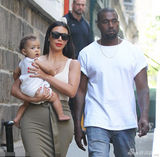 组图：潮妈卡戴珊抱娃出街 萌娃怀中睡得香