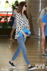 组图：少女时代组合现身机场 允儿消瘦泰妍遮脸