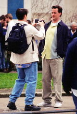 组图：《老友记》乔伊钱德勒重逢 染白发仍恩爱