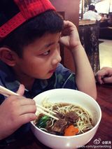 组图：石头吃面扮鬼脸 郭涛：爱吃面是随我