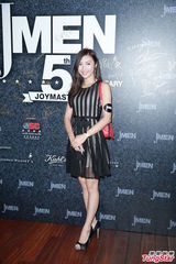 组图：许志安出席颁奖礼 混血模特真空上阵走光