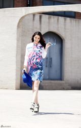 组图：孕妈黄小蕾潮搭更有味儿 印花裙蓝帽时尚