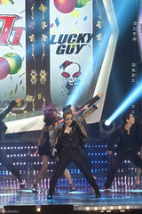 高清组图：少女时代金贤重助阵公益演唱会热歌辣舞