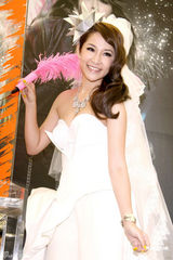 高清：萧亚轩化身纯美新娘 获赠10克拉钻石戒指