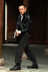 组图：沈晓海《铁血尖刀》枪姿飒爽硬功夫获赞