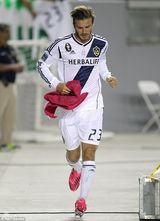 组图：贝嫂为女儿梳“冲天娇” 小七龇牙咧嘴