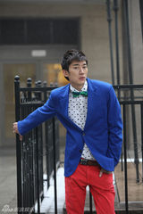 组图：宋珉宇撞色写真展时尚气质