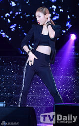 组图：Kara新辑发布 透视装秀蛮腰耍性感