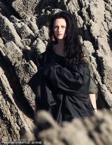 组图：《暮光》女主角新片扮公主 遭喷水露半球