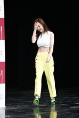 独家高清：金喜爱刘亚仁《密会》发布深情对视